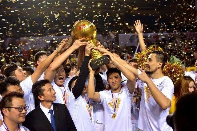 火箭险胜森林狼晋级淘汰赛 马刺力克爵士4连胜